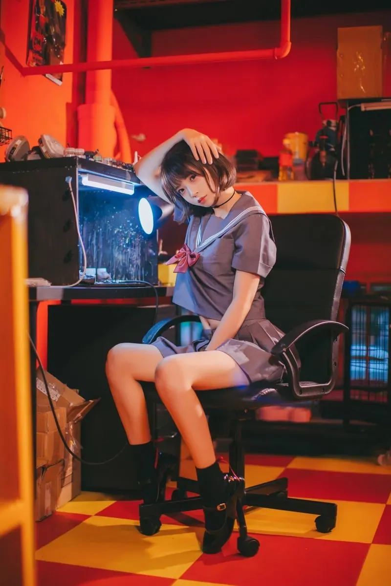 MenruiNyanko作品目录与编号更新 MenruiNyanko制服造型红色灯光场景图片