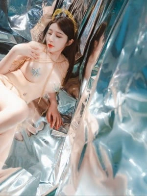蜜蜜子Kimmie作品目录｜作品编号、合集列表与最新更新 蜜蜜子Kimmie主题服装银色背景造型