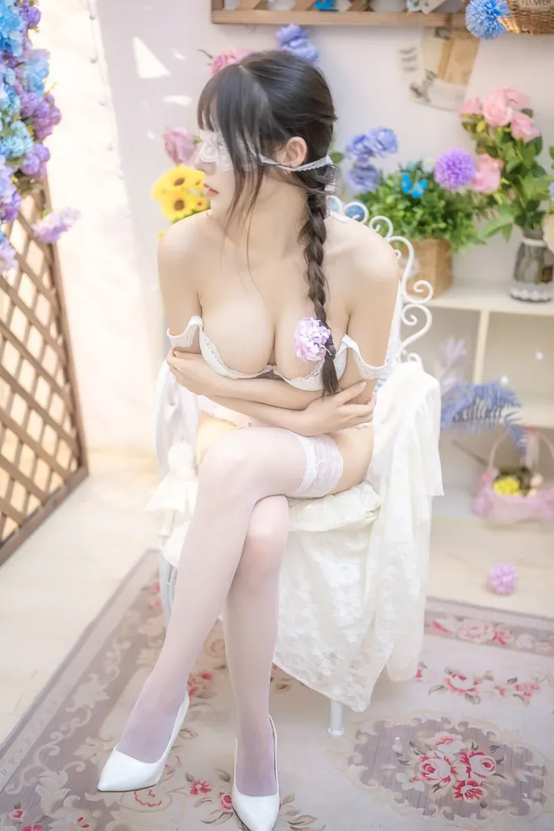 momorina作品目录|作品编号、合集列表与最新更新 momorina白色服装造型与花卉背景近景