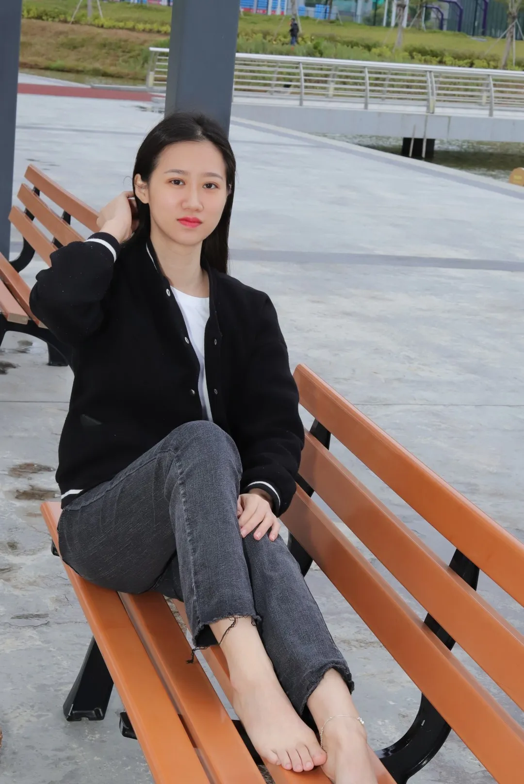 pary学生模拍作品目录|作品编号、合集列表与最新更新 pary学生模拍黑色外套造型与户外长椅场景