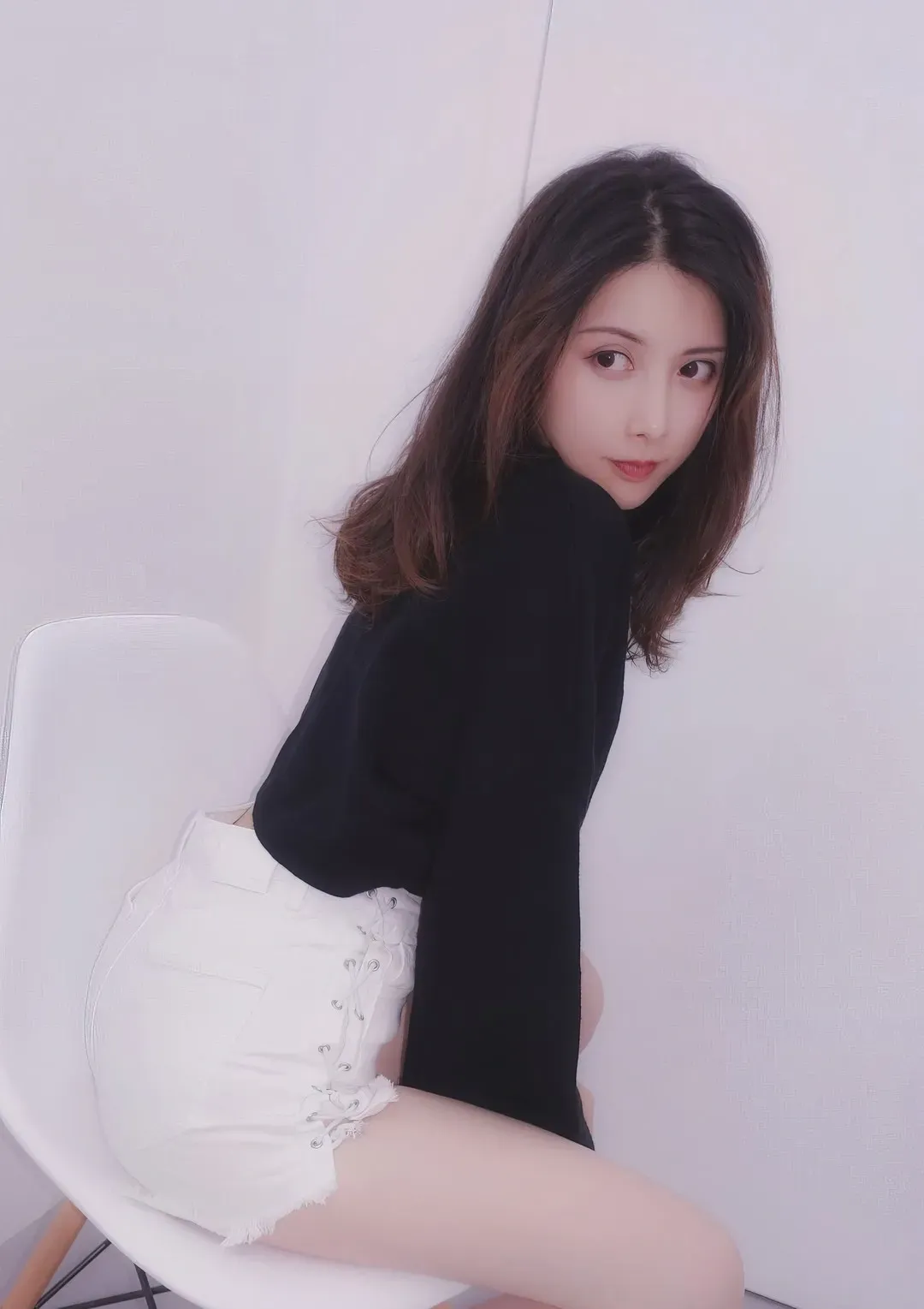 摄影师mix作品目录|作品编号、合集列表与最新更新 摄影师mix黑色上衣白色短裤室内造型照片