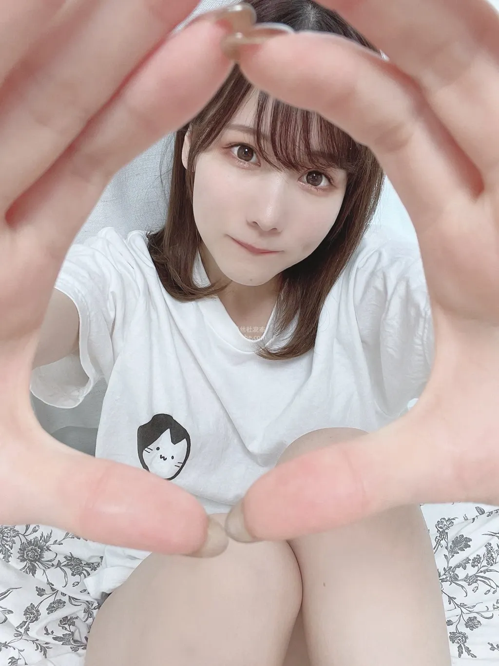 けん研(けんけん)作品目录｜作品编号、合集列表与最新更新 けん研(けんけん)白色上衣近景照片