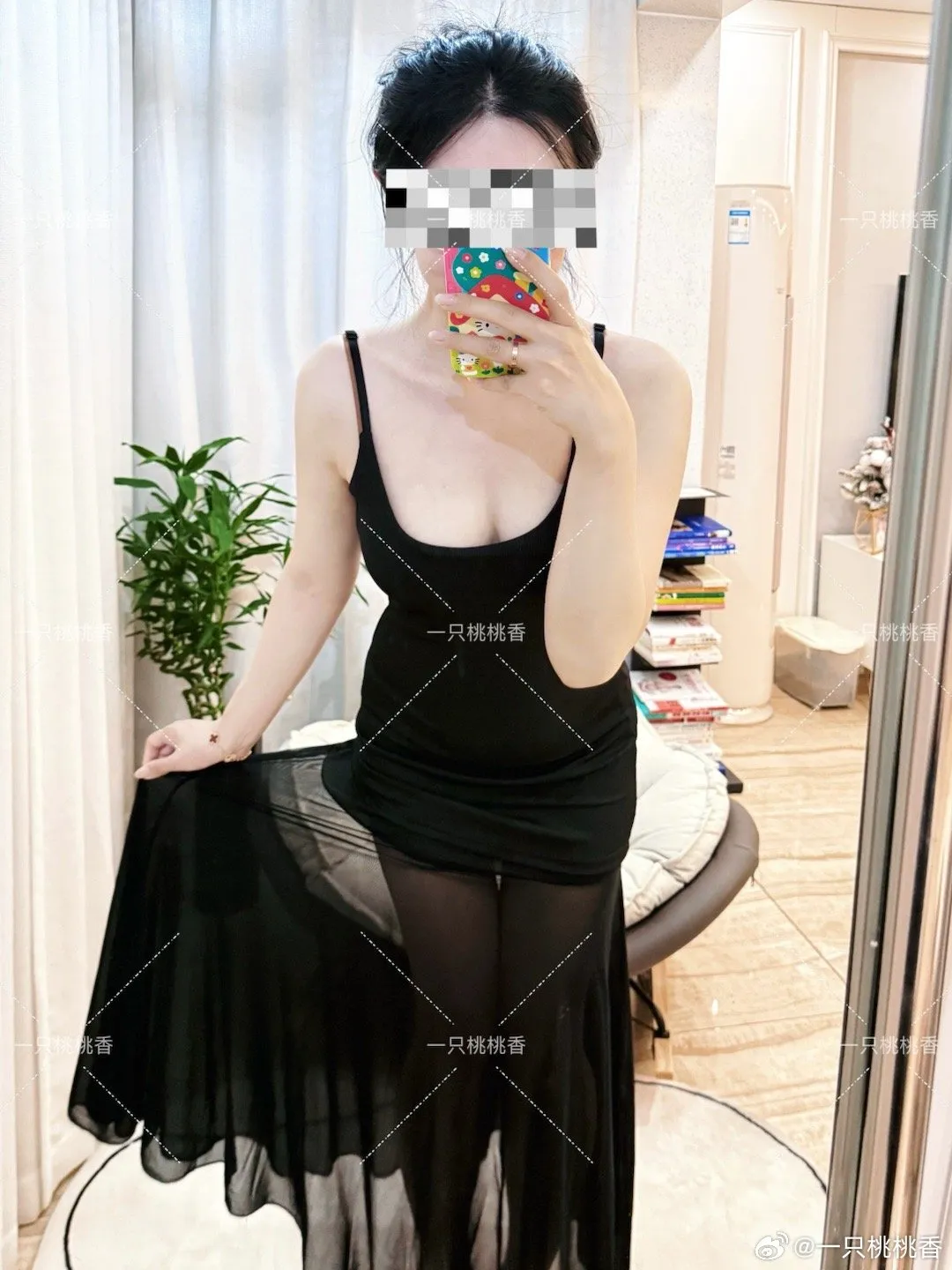 一只桃桃作品目录｜作品编号、合集列表与最新更新 一只桃桃黑色服装与室内造型照片