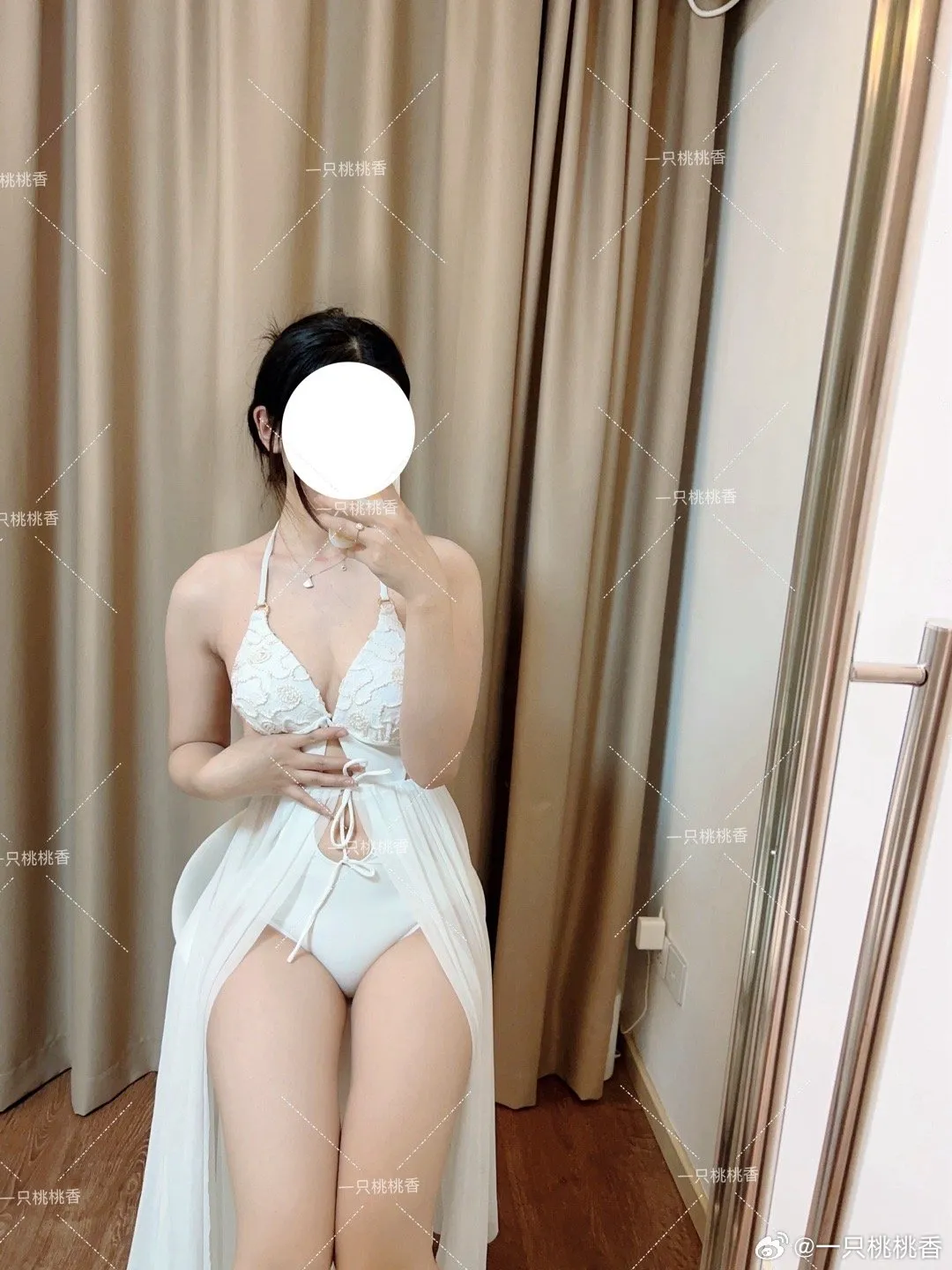 一只桃桃作品目录｜作品编号、合集列表与最新更新 一只桃桃白色服装室内自拍造型照片
