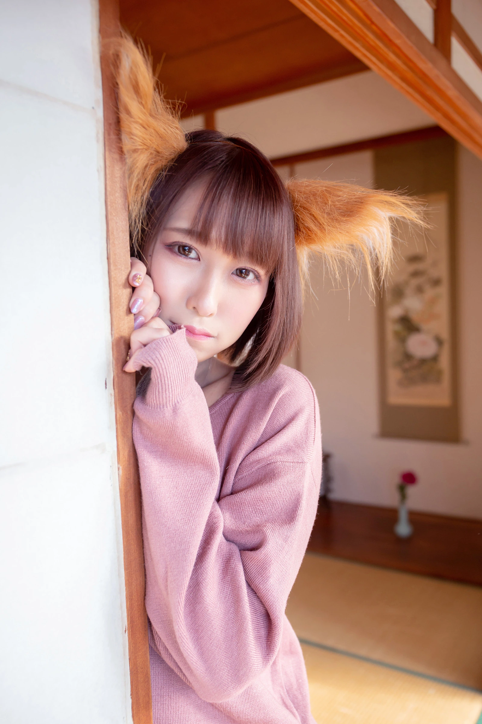 月城委員会作品目录｜作品编号、合集列表与最新更新 月城委員会粉色服装造型与室内场景照片