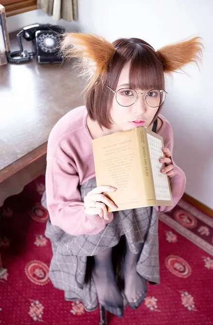 月城委員会作品目录|作品编号、合集列表与最新更新 月城委員会戴眼镜阅读造型与室内背景