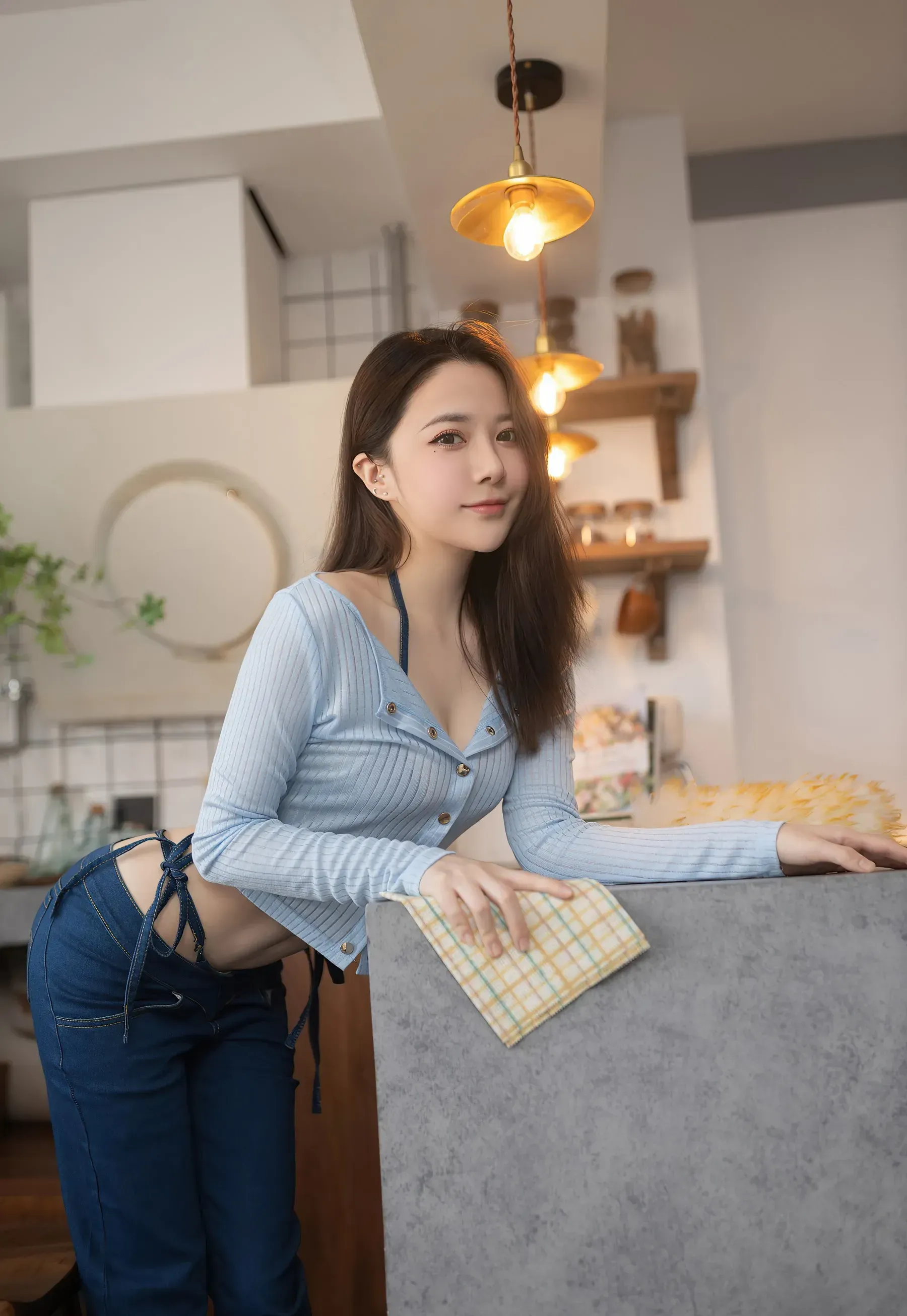 鱼子酱Fish作品目录｜作品编号、合集列表与最新更新 鱼子酱Fish浅蓝针织上衣室内近景姿态
