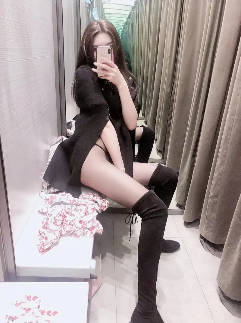 周于希sally作品目录与编号更新 周于希sally黑色服装坐姿自拍图片