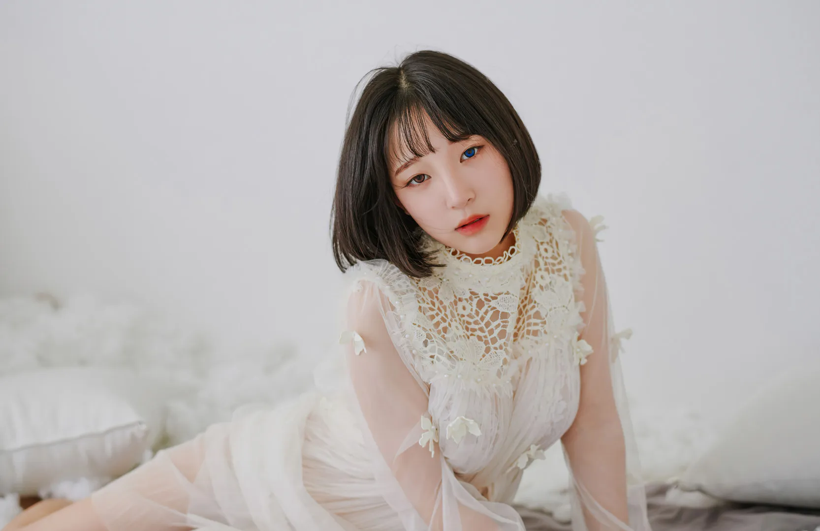 姜仁卿作品目录|编号合集范围与更新记录 姜仁卿白色服装造型室内近景图片