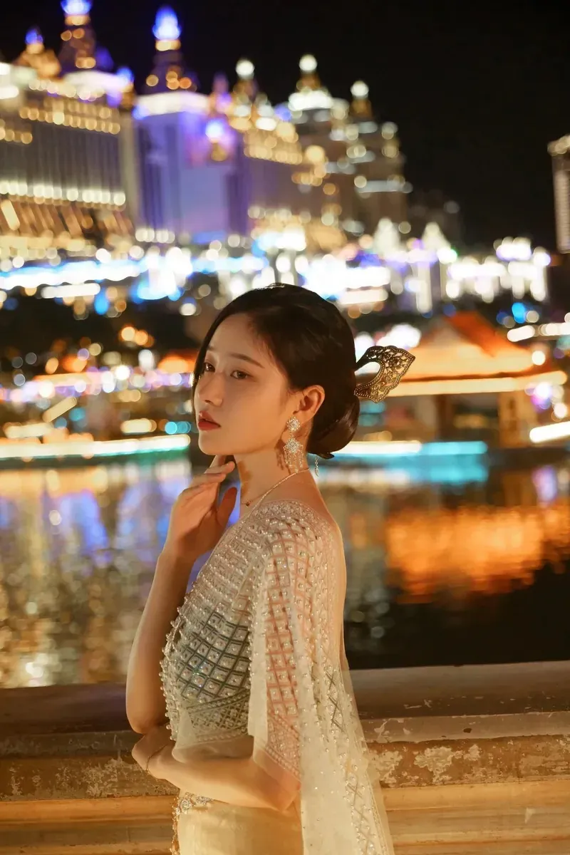 年年作品目录|编号更新与COS作品合集范围整理 年年夜景浅色服装造型照片