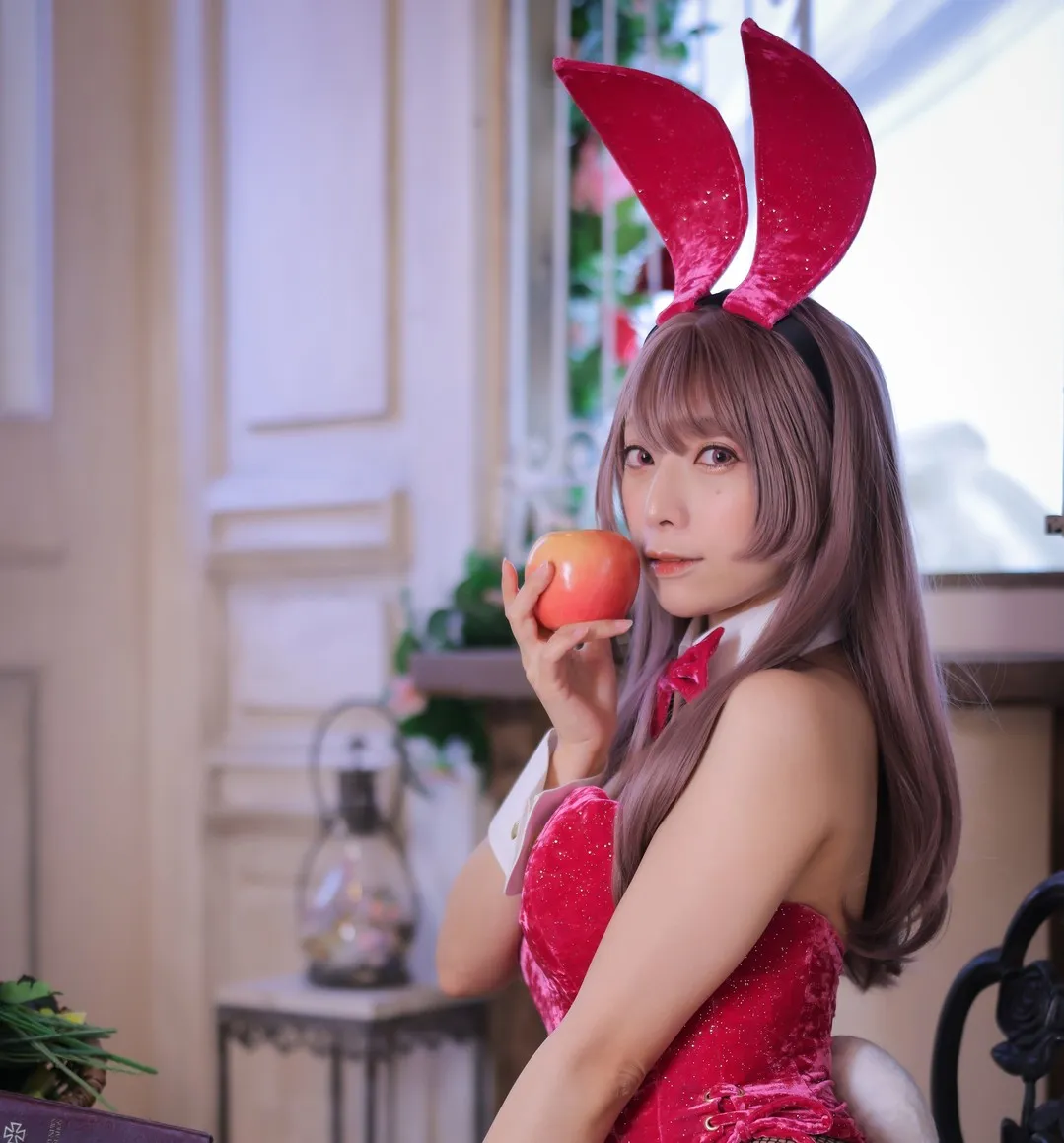 宫本彩希作品目录|作品编号、合集列表与最新更新 宫本彩希红色兔耳造型与红色服装室内照片