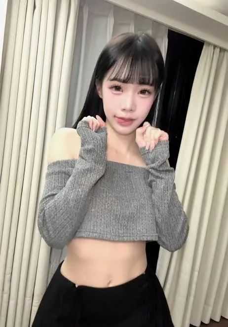 凡妮莎作品目录｜作品编号、合集列表与最新更新 凡妮莎灰色针织服装室内造型照片