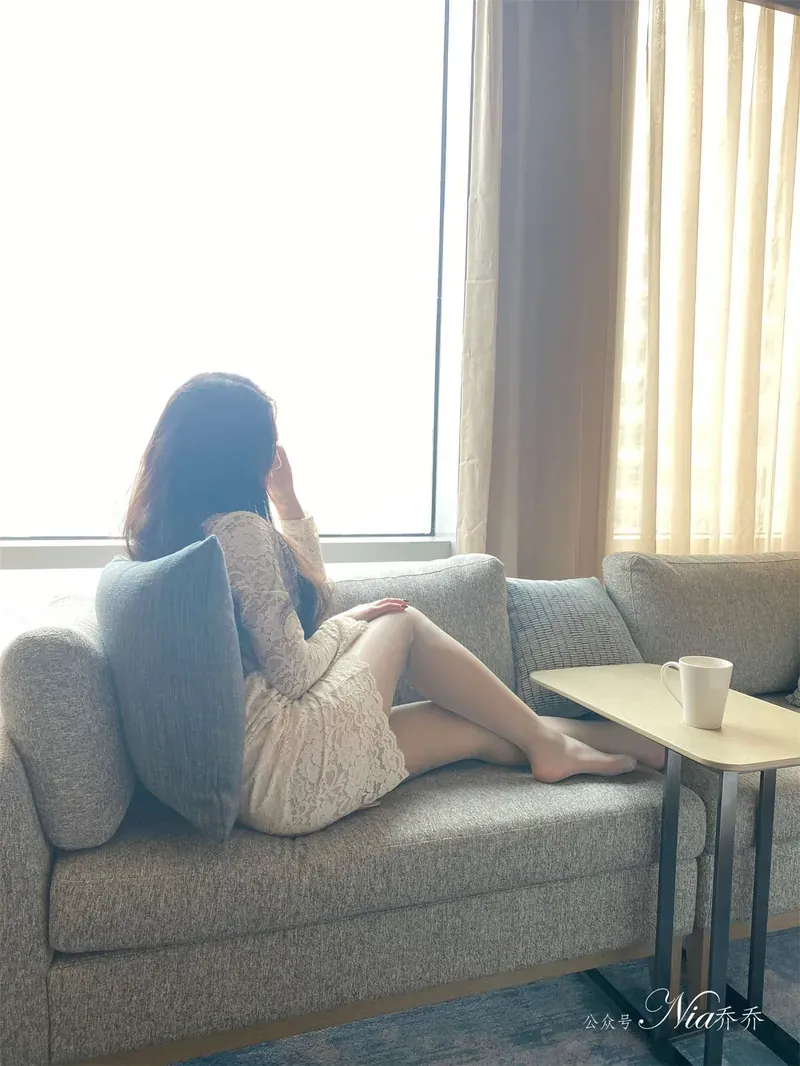 安乔乔作品目录|合集范围与更新整理 安乔乔白色裙装造型室内场景照片