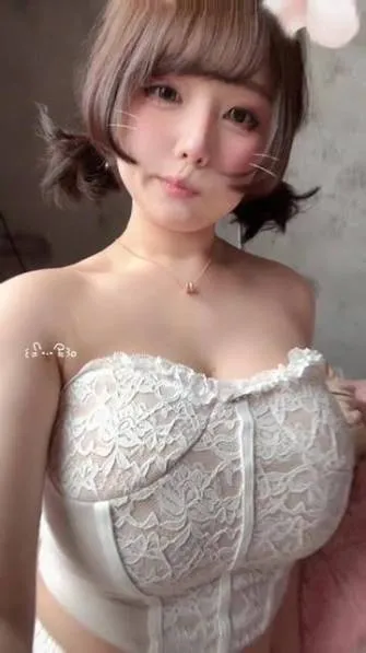 凹兔嫚作品目录｜编号整理、合集范围与更新记录 凹兔嫚蕾丝上衣造型的近距离自拍照片