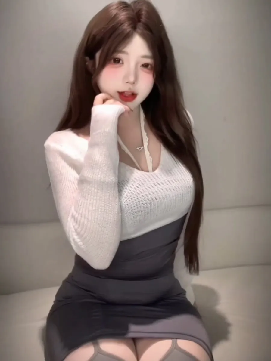 小猫困困作品目录与编号更新 小猫困困阶段性作品整理|秘语空间合集与当前目录线索 小猫困困白色针织上衣配深灰裙装的室内坐姿造型