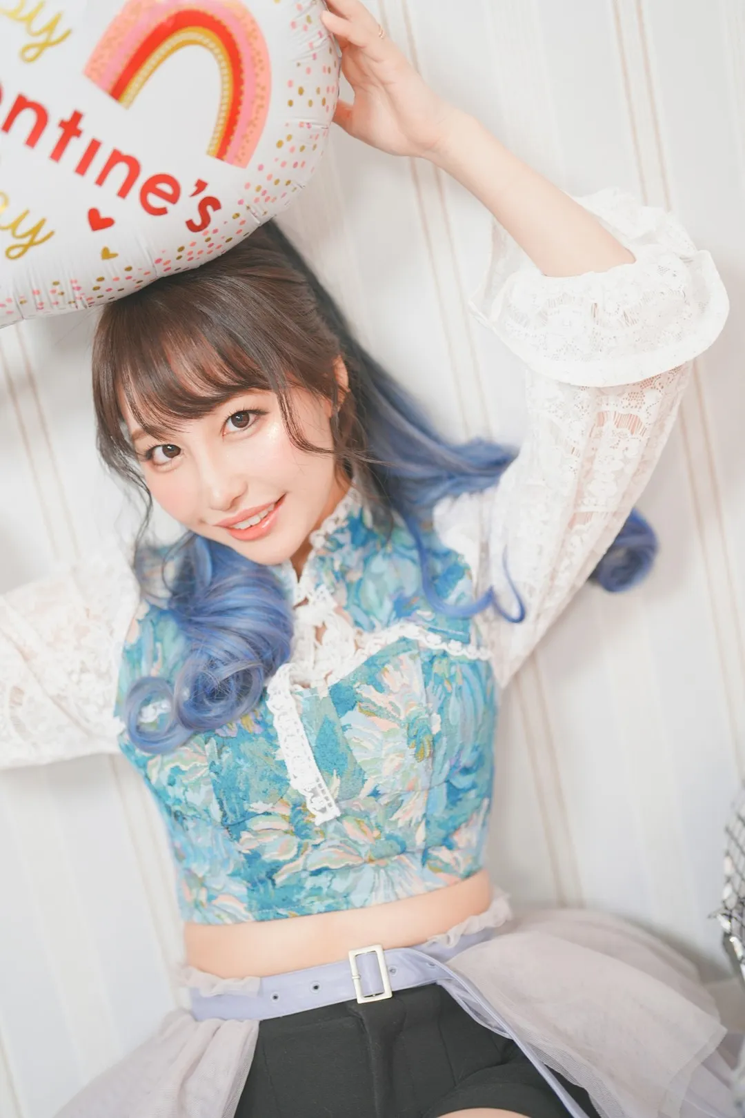 彩美旬果作品目录|作品编号、合集列表与最新更新 彩美旬果深色服装造型室内近景照片