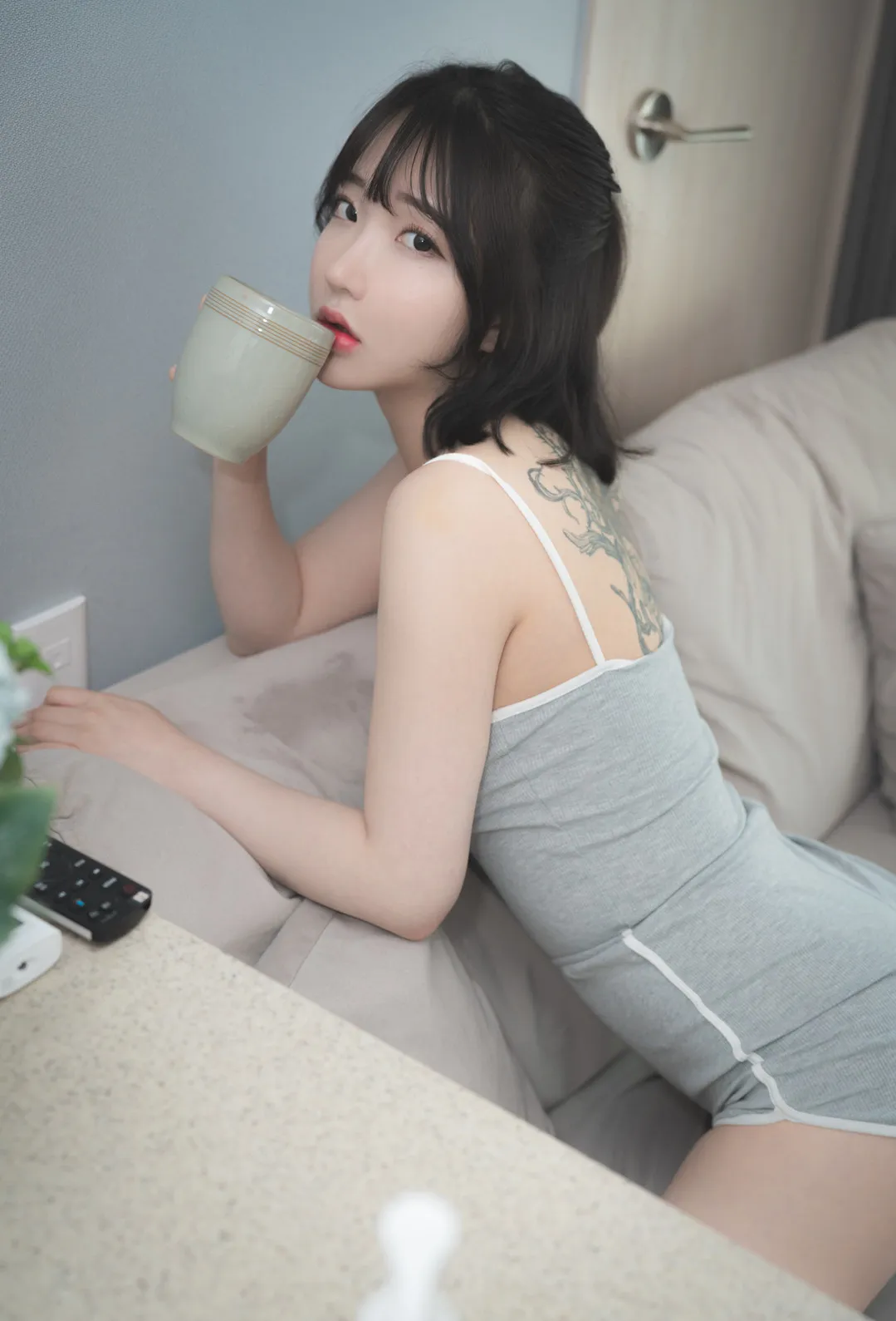 孫樂樂作品目录｜编号更新与合集范围整理 孫樂樂灰色服装室内近景照片