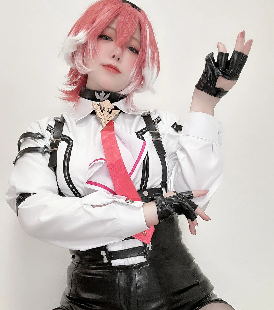 Rizuna(りずな)作品目录｜作品编号、合集列表与最新更新 Rizuna(りずな)白色制服Cosplay造型与手部动作