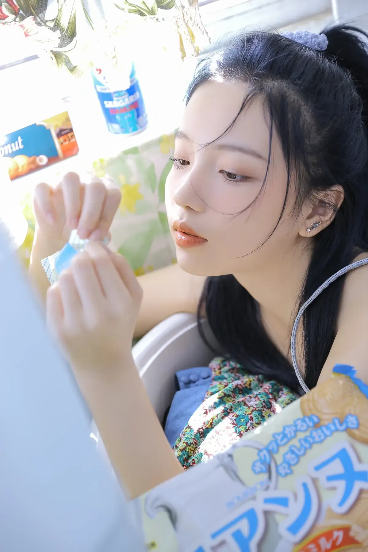 兮嘻嘻作品目录｜作品编号、合集列表与最新更新 兮嘻嘻窗边近景写真造型照片