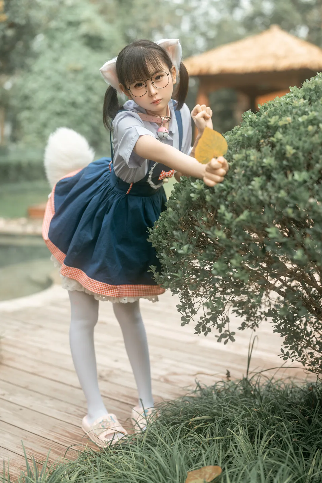 幼水铃衣作品目录｜作品编号、合集列表与最新更新 幼水铃衣双马尾白色上衣深色裙装户外造型照片