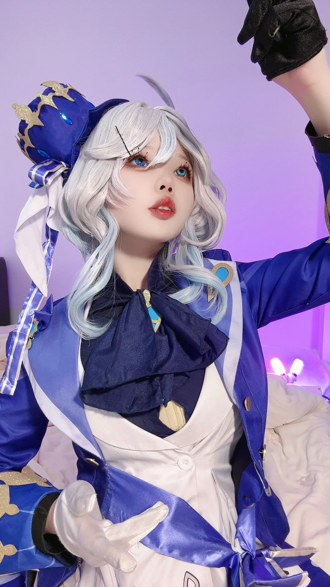 小瑶幺幺作品目录|芙宁娜、知更鸟与COS编号更新 小瑶幺幺蓝白角色服装抬臂仰视半身自拍