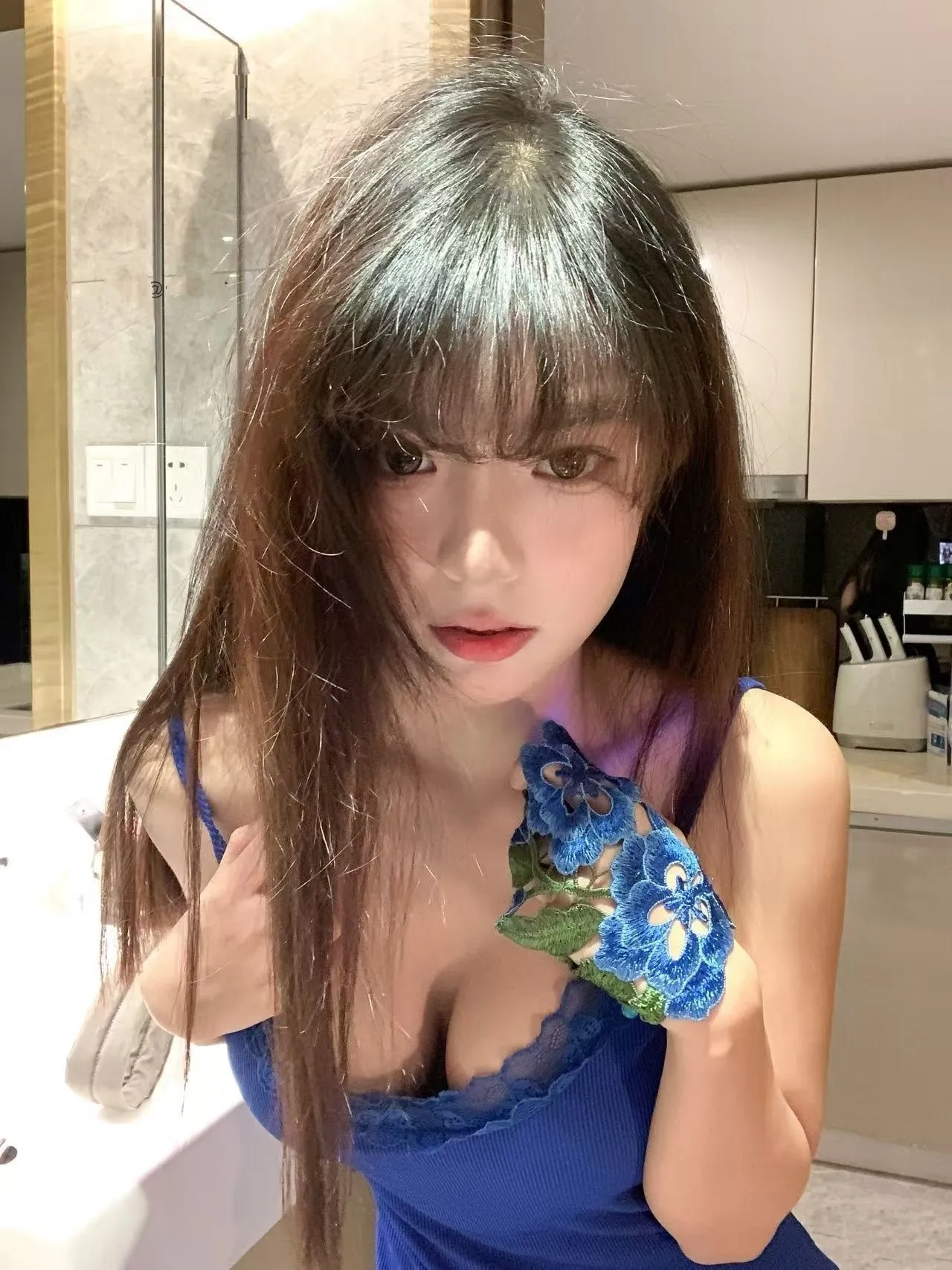 抖音子嘉作品目录｜编号更新与合集范围整理 抖音子嘉蓝色服装室内近景造型图片