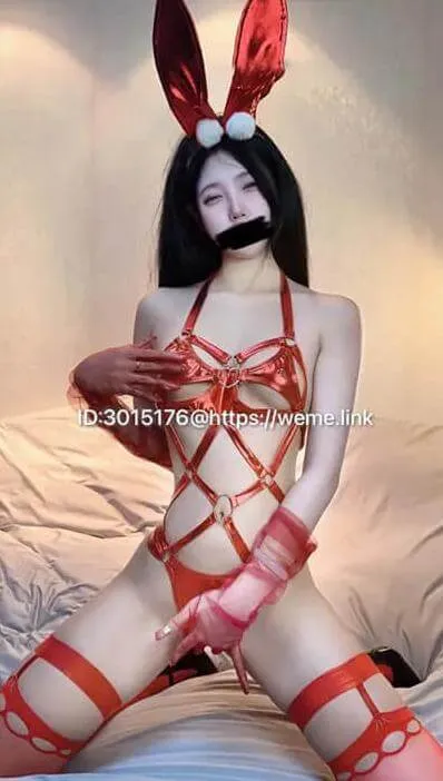 小粉哦作品目录|当前编号范围与代表造型整理 小粉哦红色兔耳黑色长发浅色室内坐姿造型
