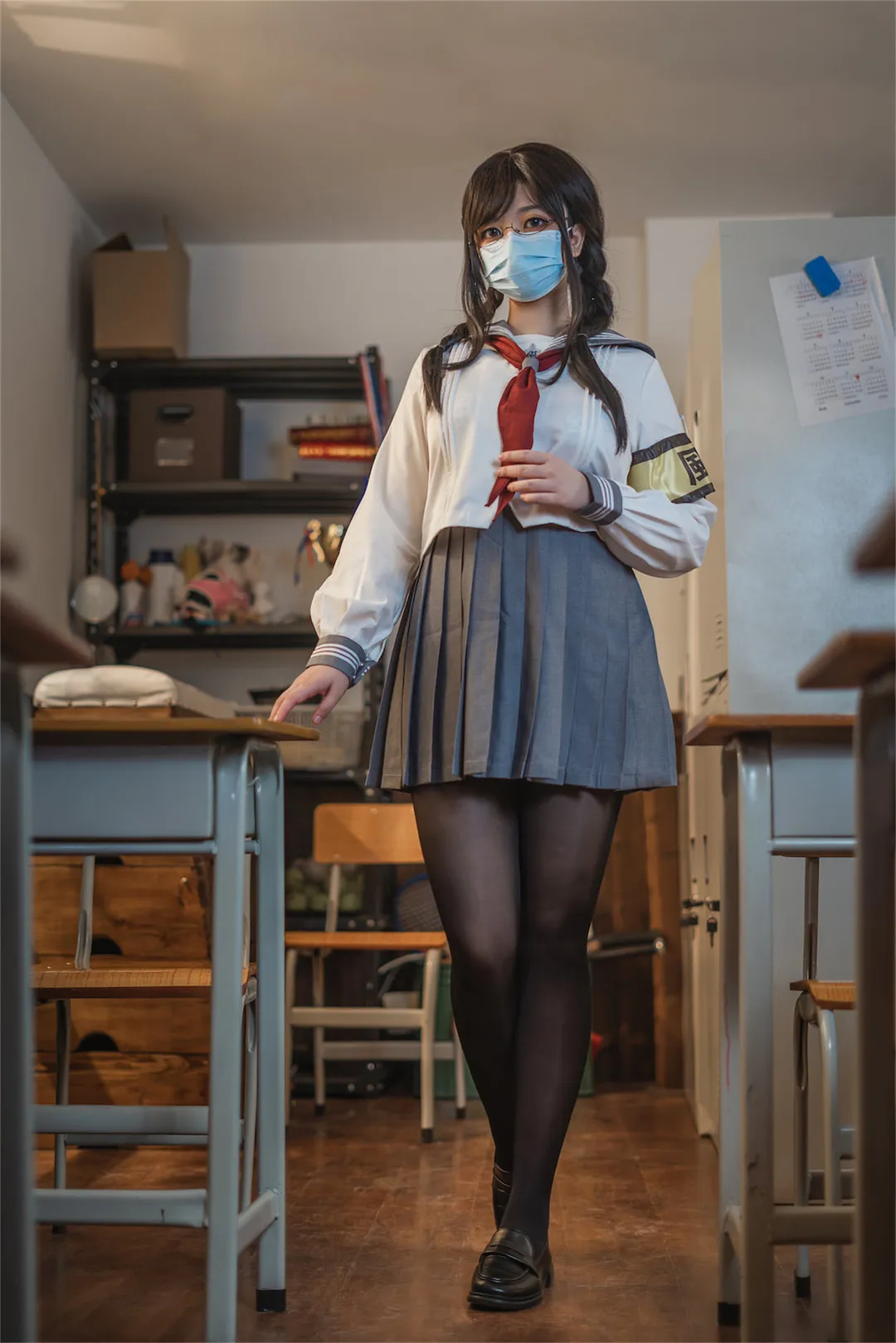 啊日日_Ganlory作品目录｜作品编号、合集列表与最新更新 啊日日_Ganlory白色制服造型与室内场景照片