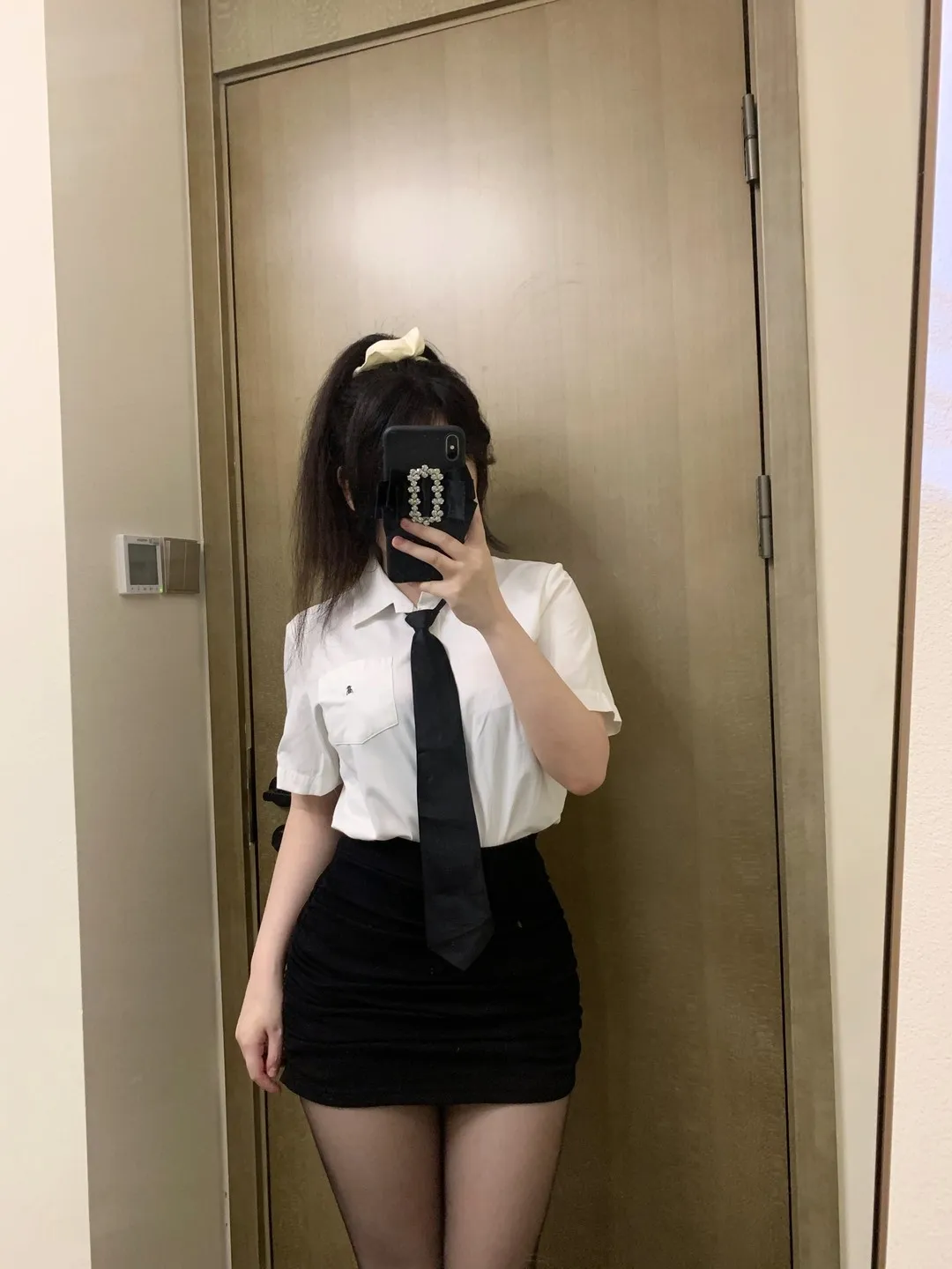 是依酱吖作品目录｜作品编号、合集列表与最新更新 是依酱吖白色制服黑色裙装室内站姿照片