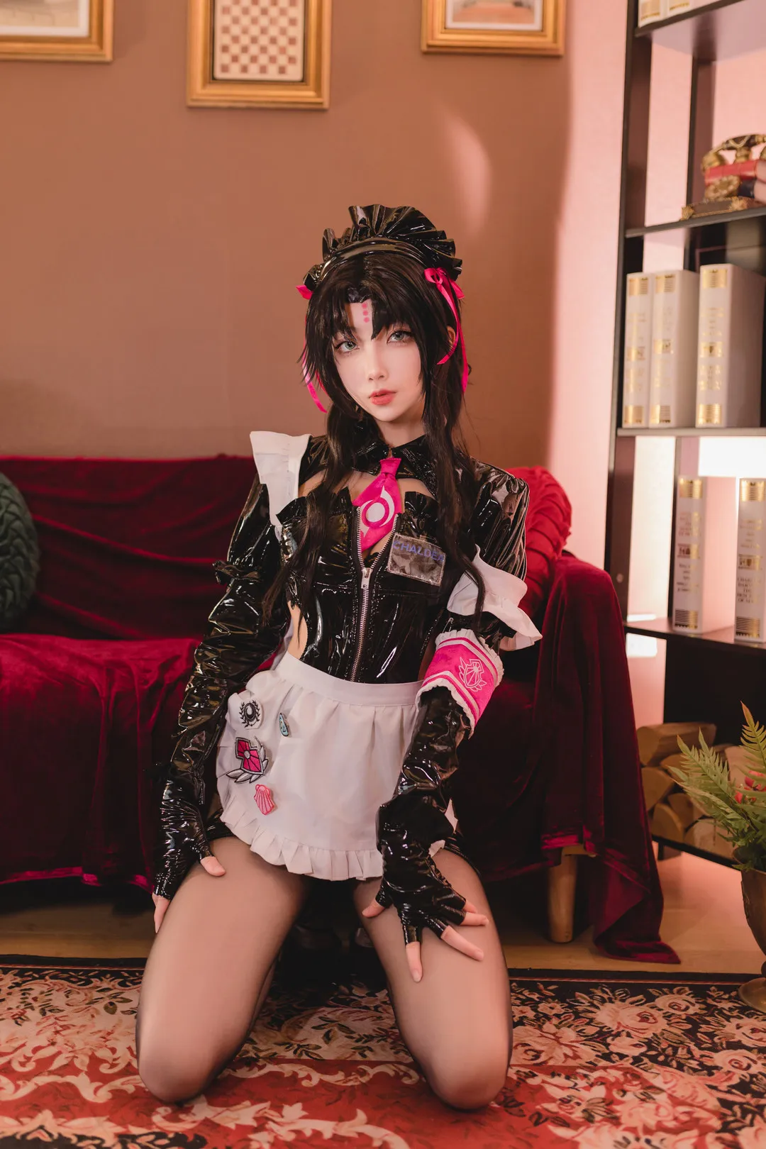 杏仁曲奇作品目录|作品编号、合集范围与最新更新 杏仁曲奇黑色亮面服装和白色围裙造型室内照片