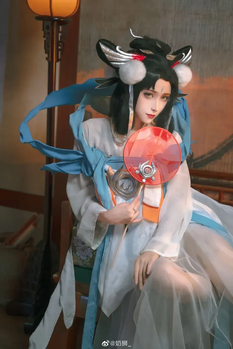 杪夏作品目录｜编号更新与合集范围整理 杪夏角色造型照片中的蓝白服装与配饰元素