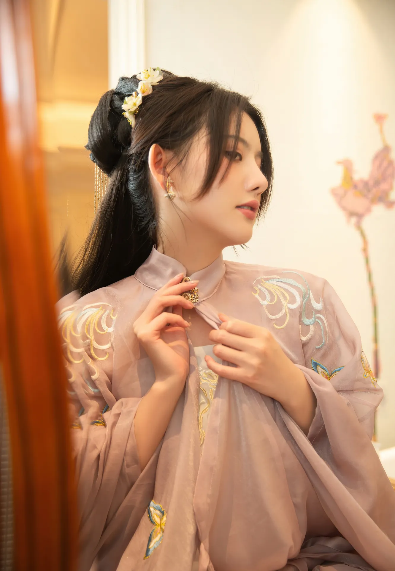 就是阿朱啊作品目录|编号更新、合集范围与代表作品线索 就是阿朱啊传统服饰造型侧脸近景图