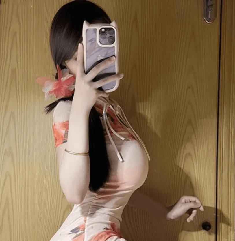 抖音阿拉蕾yyyy作品目录｜编号更新与合集范围整理 抖音阿拉蕾yyyy红色元素服装与长发造型照片