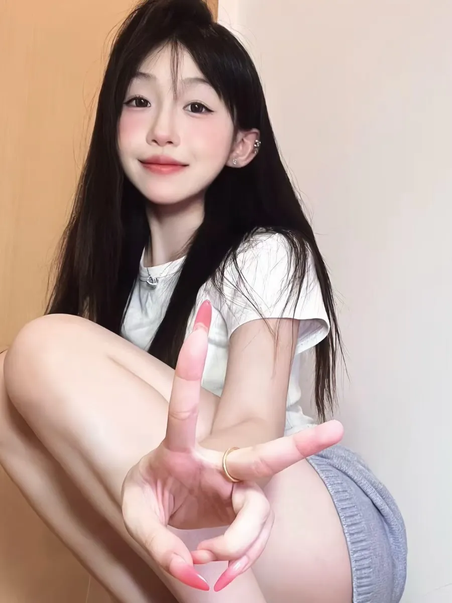 抖音别拔虎牙作品目录|编号更新与合集范围整理 抖音别拔虎牙白色服装与背景色调搭配画面