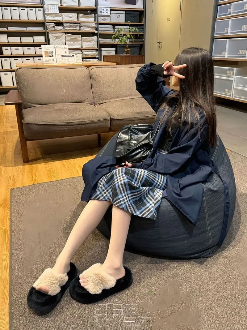 抖音小步里作品目录|编号更新、合集范围与最新整理 抖音小步里相关公开作品图片深色服装室内坐姿造型