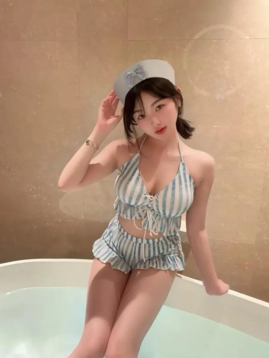 抖音张洛洛作品目录｜编号更新与合集范围整理 抖音张洛洛条纹服装造型与室内环境照片