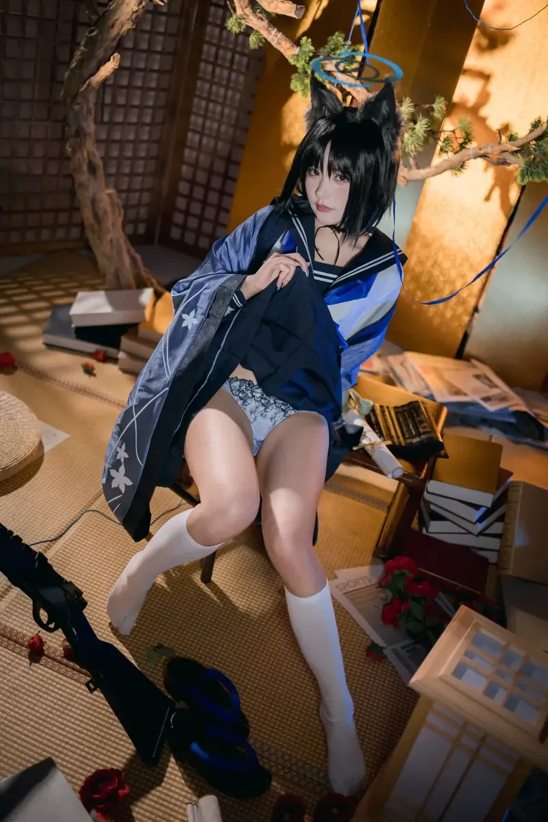 是一只熊仔吗作品目录|编号更新、合集范围与代表作品线索 是一只熊仔吗蓝黑角色服装造型,展示室内背景和角色配色