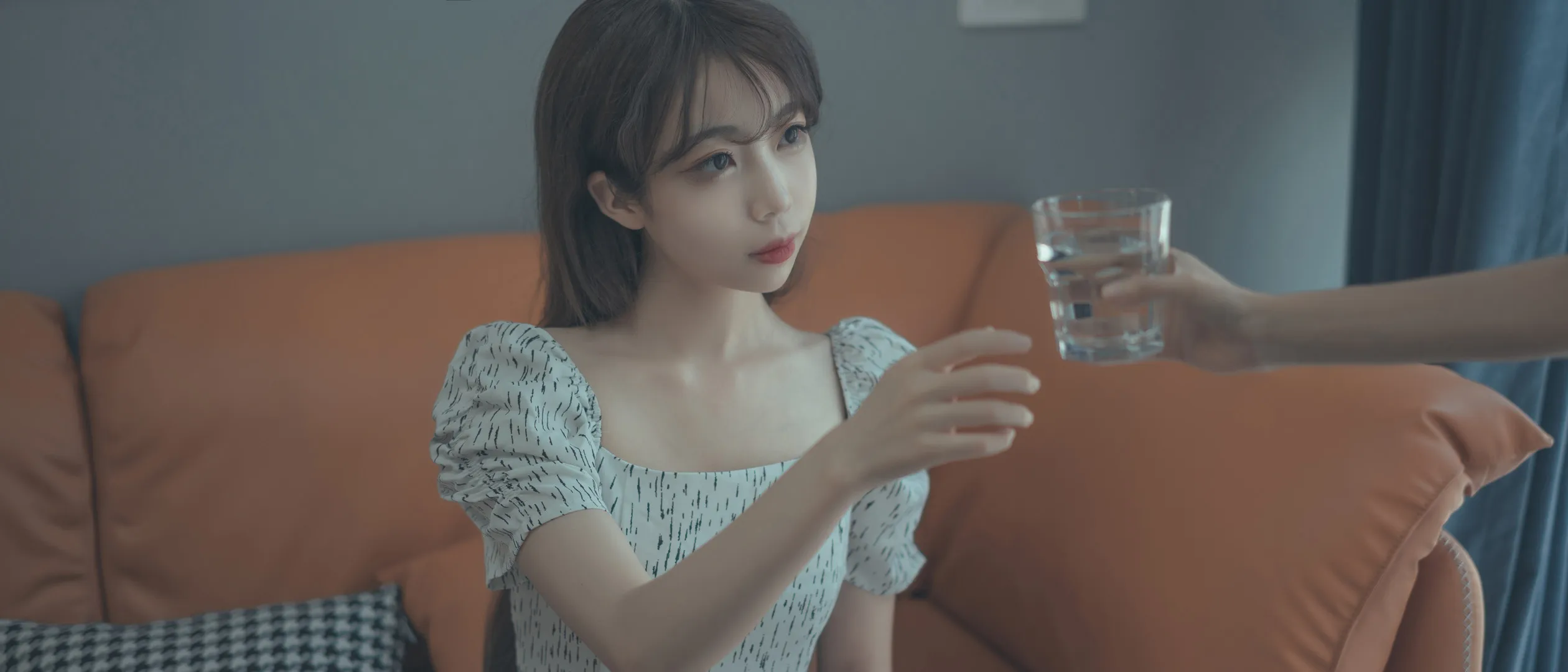 杏仁曲奇作品目录|作品编号、合集范围与最新更新 杏仁曲奇浅色连衣裙坐姿和室内递杯场景