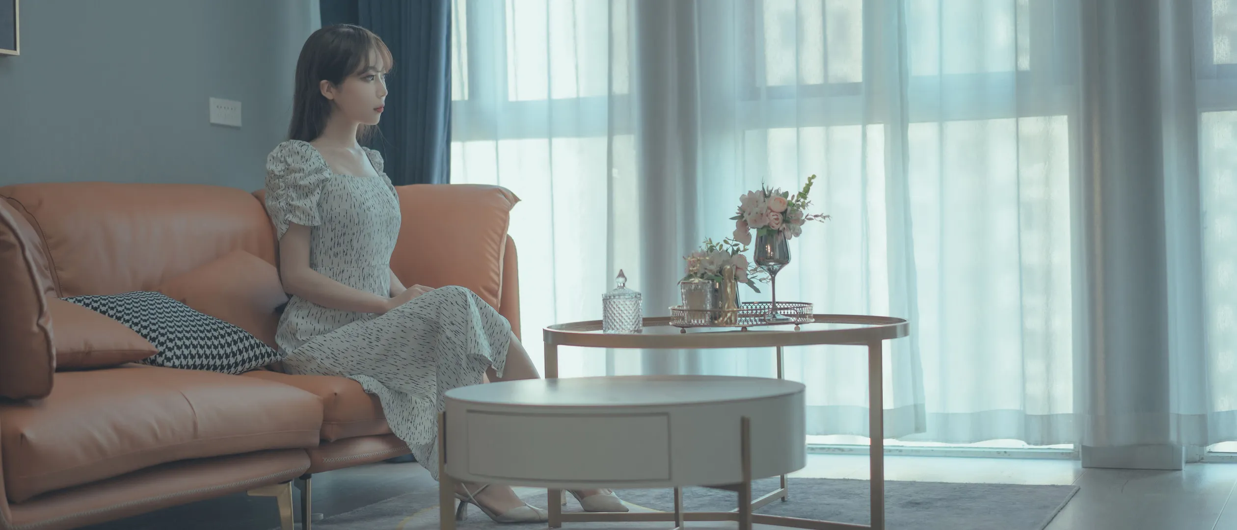 杏仁曲奇作品目录｜作品编号、合集范围与最新更新 杏仁曲奇浅色连衣裙客厅窗边坐姿照片