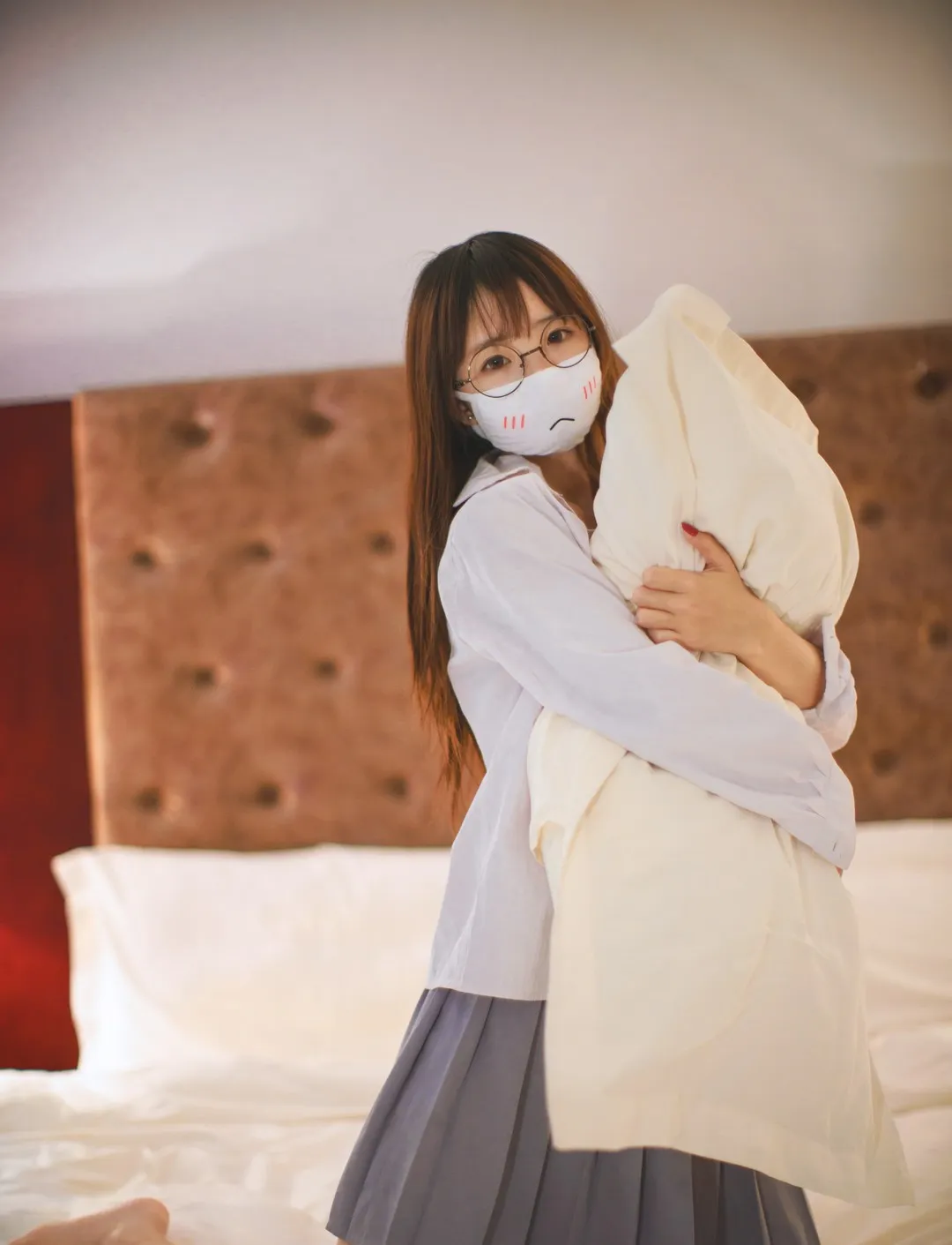御子Yumiko作品目录|作品编号、合集列表与最新更新 御子Yumiko白色服装室内场景照片