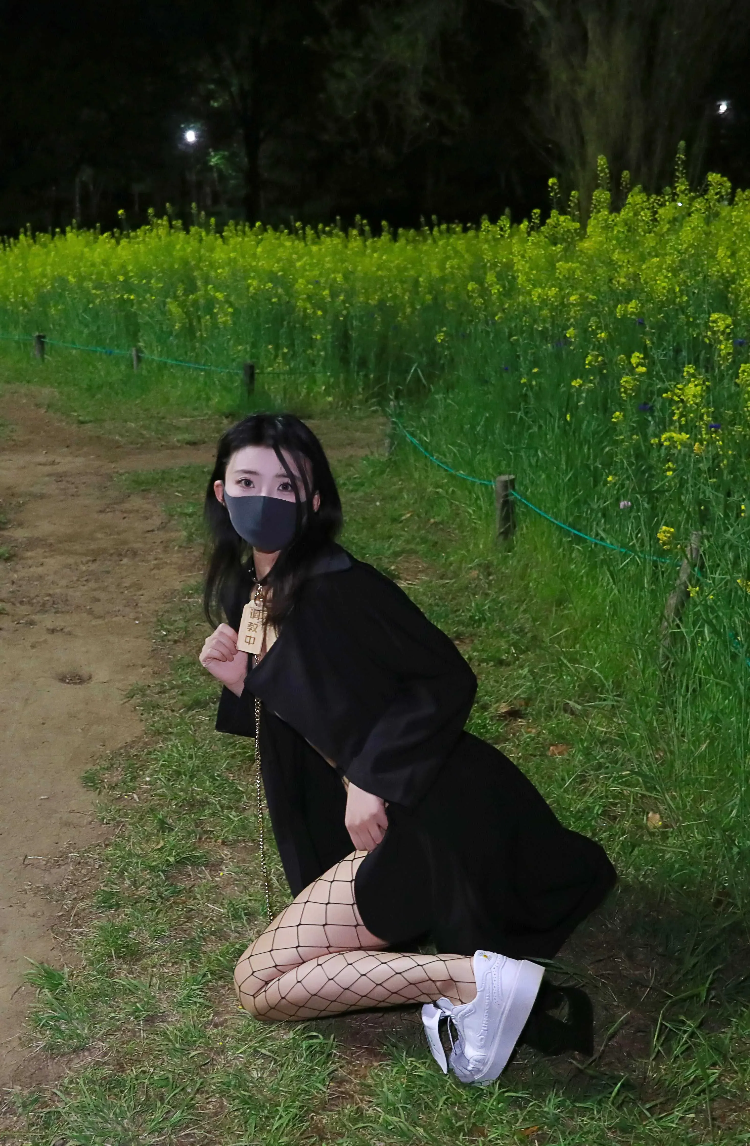 李佳作品目录|作品编号、合集范围与最新更新记录 李佳黑色服饰与户外花田造型照片