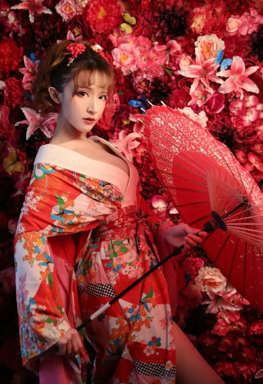 俏妞qiaoniutt作品目录｜作品编号、合集列表与最新更新 俏妞qiaoniutt国风服饰红色花卉背景造型