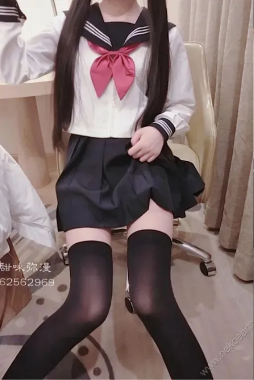 一口幼桃作品目录｜作品编号、合集列表与最新更新 一口幼桃角色服饰姿态与室内空间构图