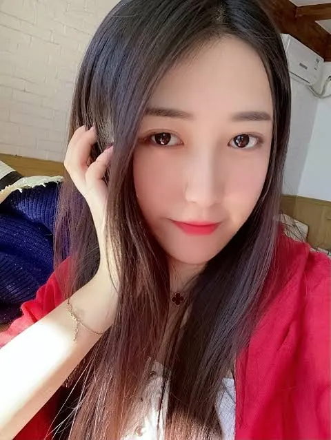 一只哈比猪作品目录｜作品编号、合集列表与最新更新 一只哈比猪红色服装近景照片