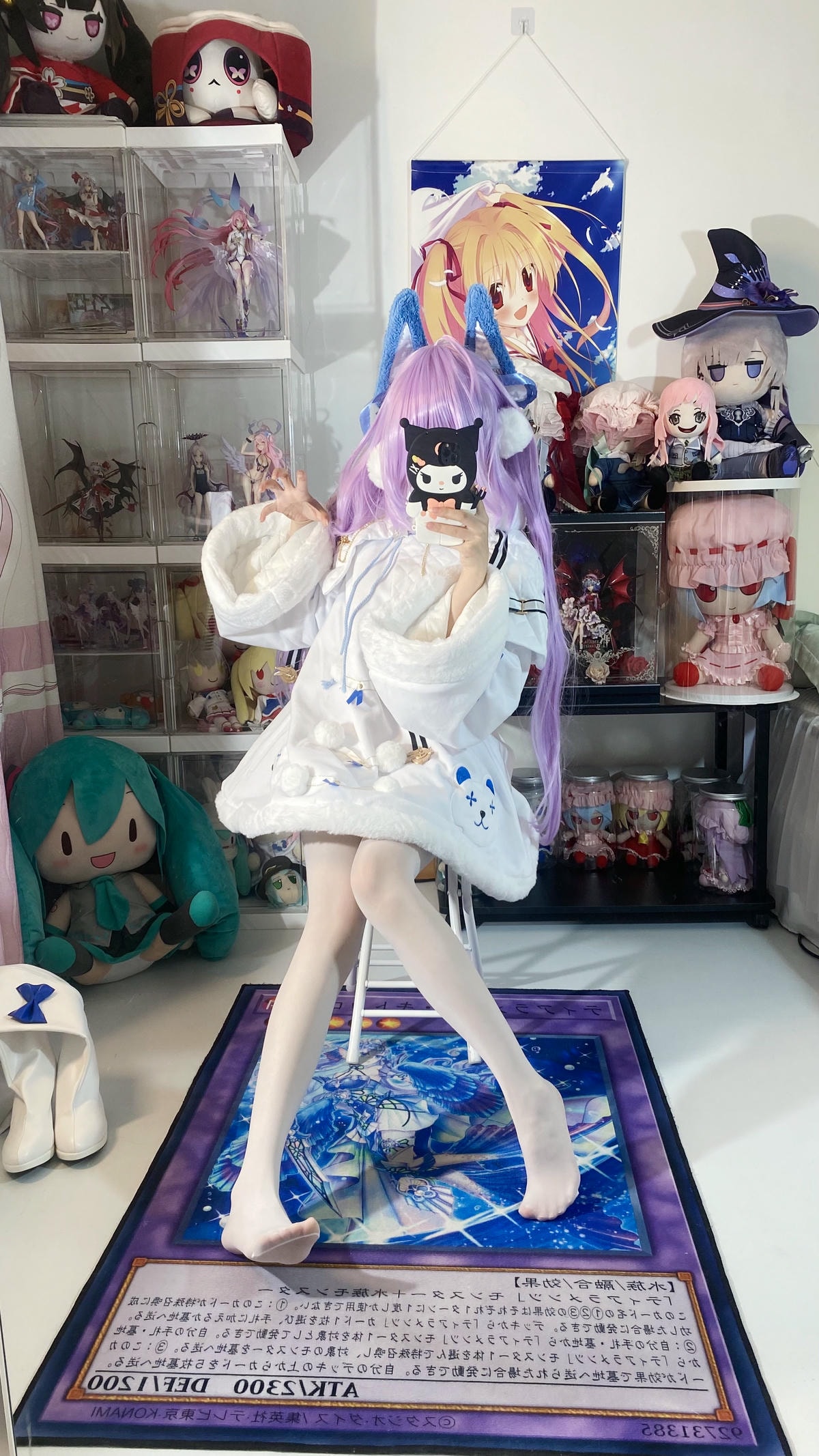 白栎Shirly作品目录|作品编号、合集列表与最新更新 白栎Shirly白色服装长发造型的室内站姿照片