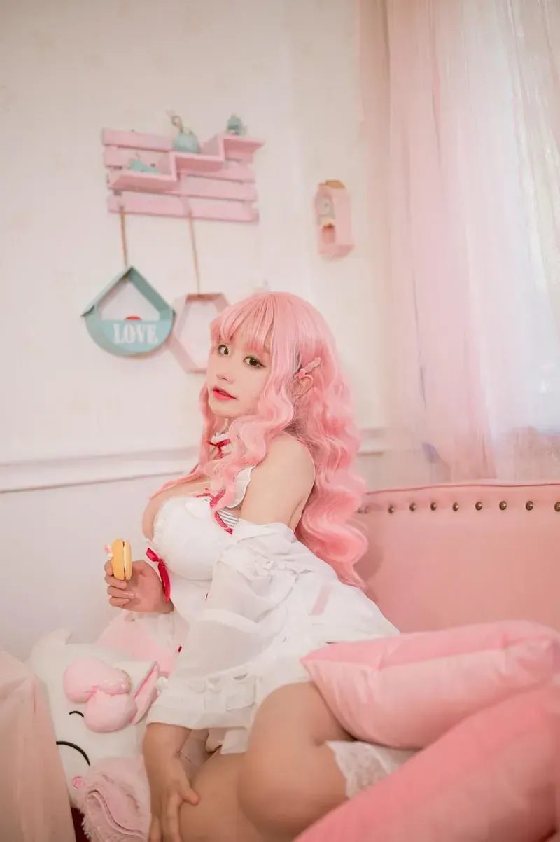 糯美子minibabe作品目录｜作品编号、合集列表与最新更新 糯美子minibabe粉色长发白色服装室内造型照片