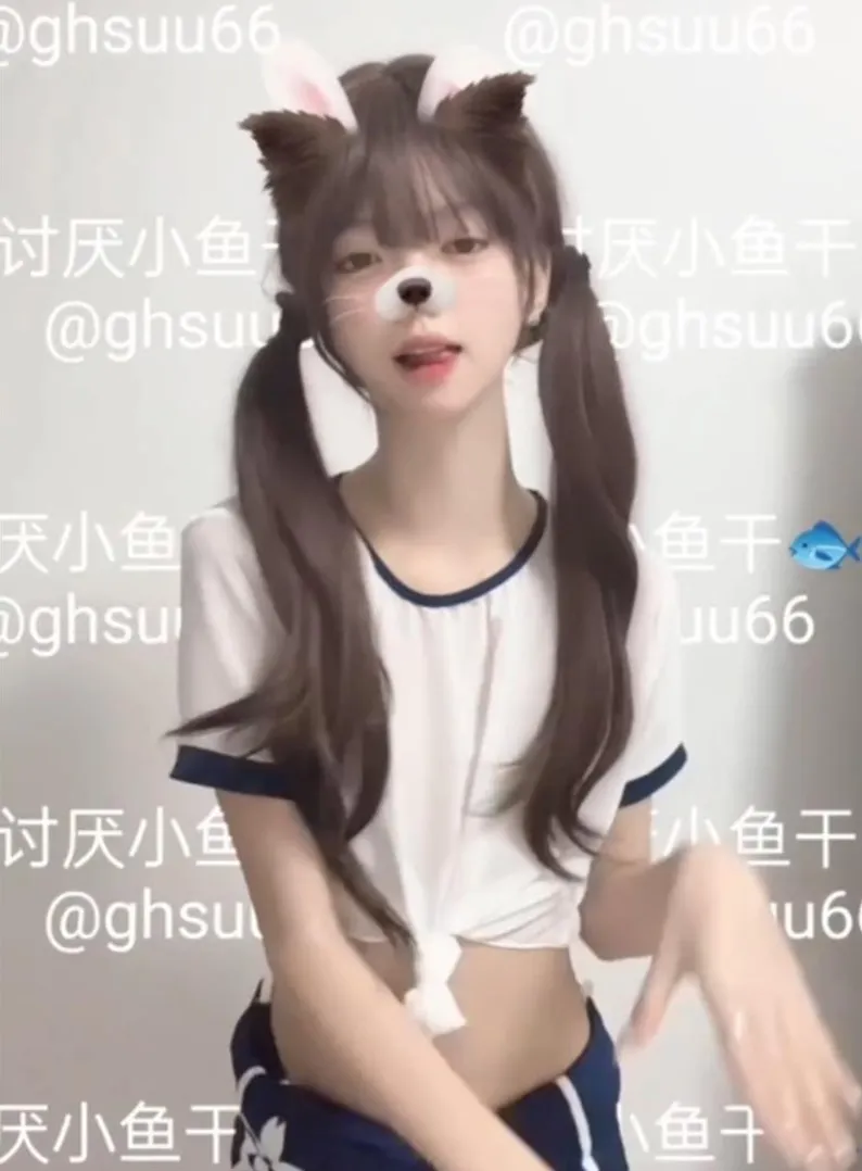 讨厌小鱼干运动短袖配双马尾正面展示