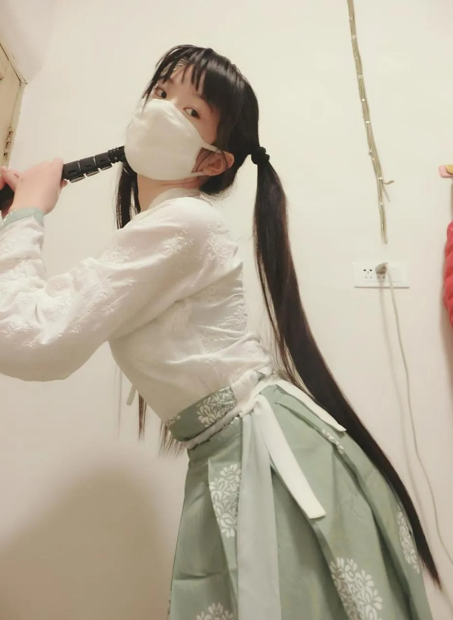 西尔酱 代表作品线索:白色吊衫 与目录更新 西尔酱浅绿色马面裙汉服室内写真