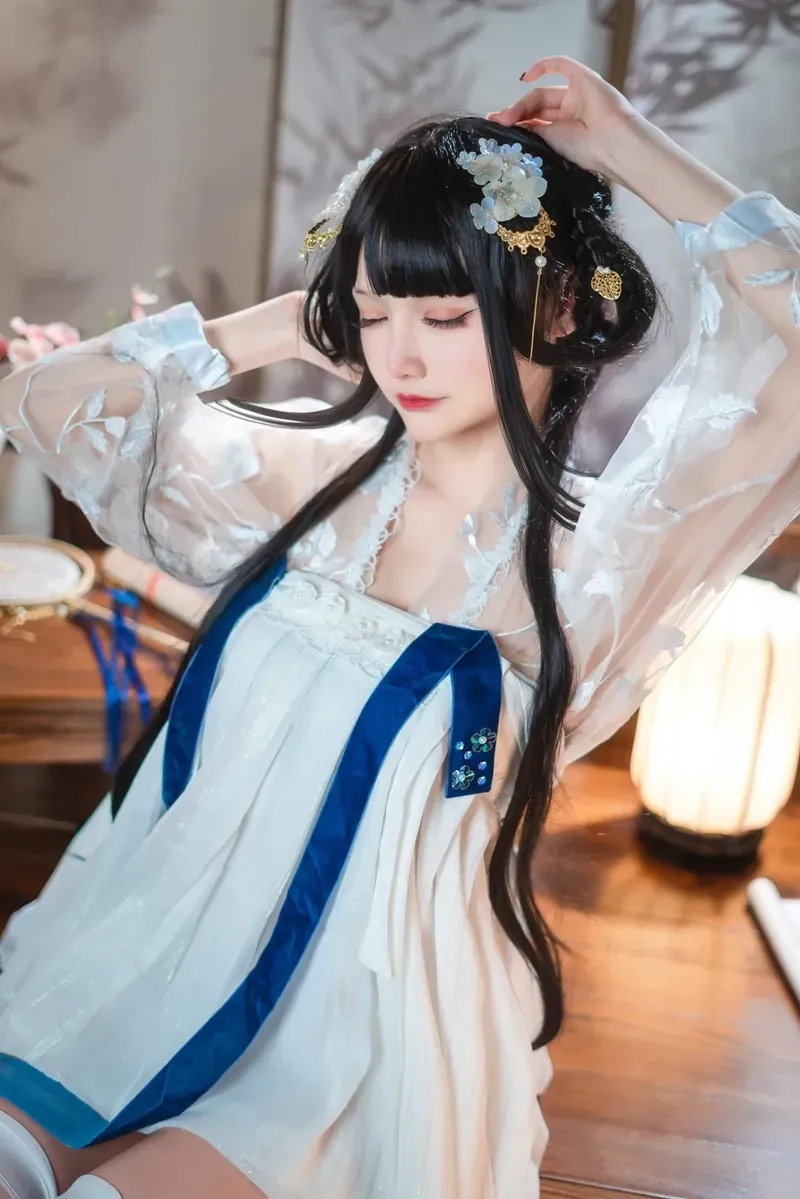 花铃作品目录|作品编号、合集列表与最新更新 花铃白色角色服装造型室内近景照片