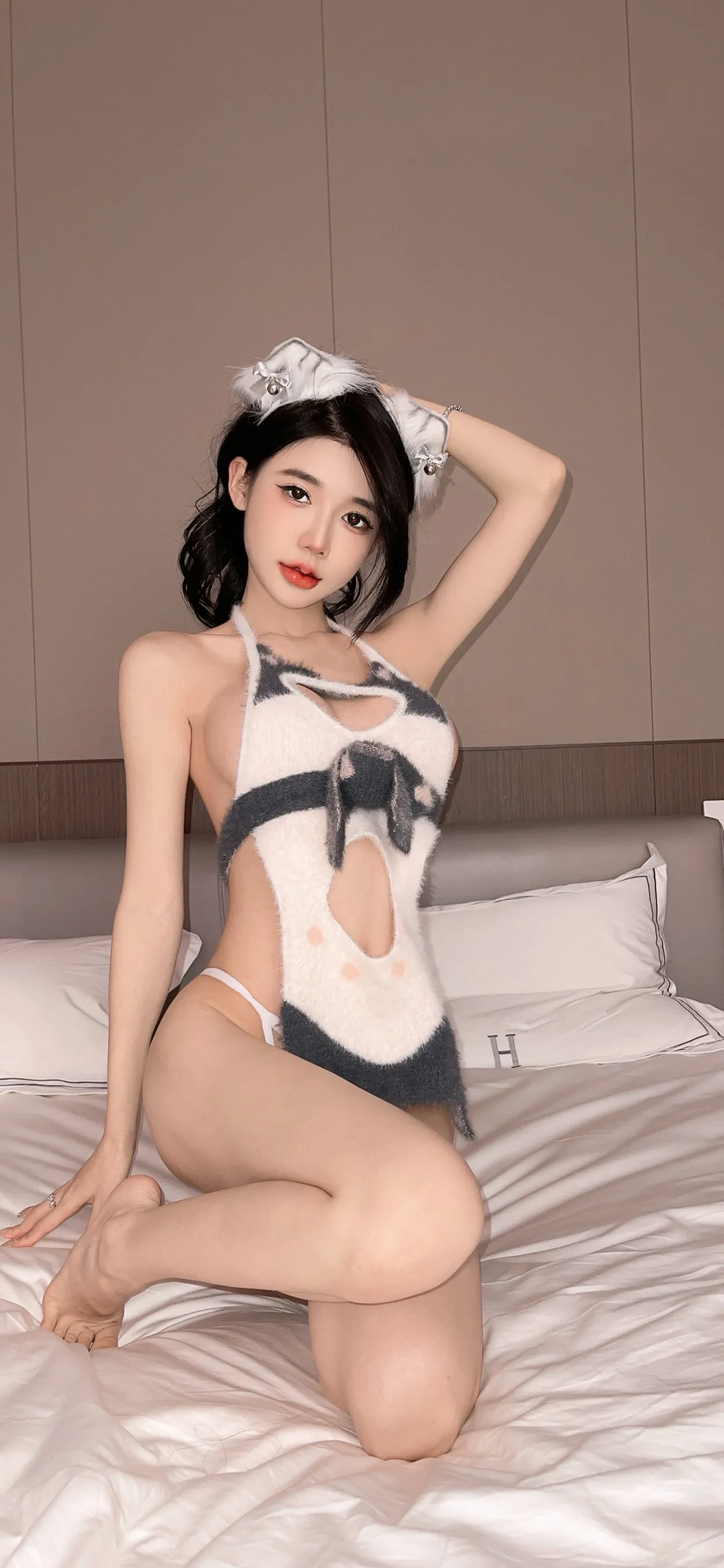 艾西Aiwest作品目录｜作品编号、合集列表与最新更新 艾西Aiwest白色造型cosplay近景照片